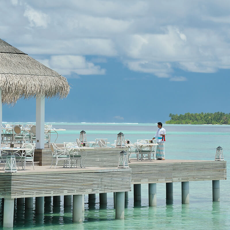 Dine under the tropical heaven facing to the sea